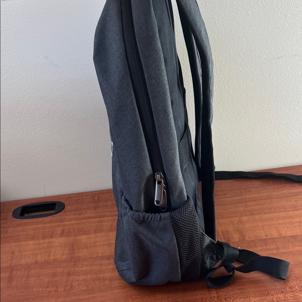 Leed's Case Logic Gray 18" Backpack - Picture 4 of 8